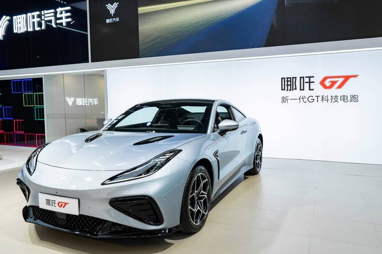 深圳206哪吒汽车在智能汽车领域的表现，领途汽车在新能源汽车市场中的影响力